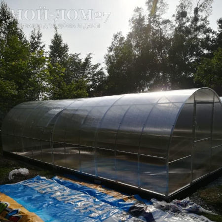 Теплица Восточная Усиленная 8 метров с поликарбонатом | Мой-Дом27 | Каркас изготовлен из оцинкованной замкнутой трубы 20*20 мм.<br>
 Ширина - 3&nbsp;метра. Высота - 2,1 метра. Длина 8 метров.&nbsp;<br>
 Выдерживаемая снеговая нагрузка - 150 кг/м2. Выдерживаемая ветровая нагрузка - до 20 м/с.<br>
 Расстояние между дугами 0,65&nbsp;метра.&nbsp;Толщина металла дуг 1,2 мм.&nbsp;Ширина двери 0,96 метра.<br>